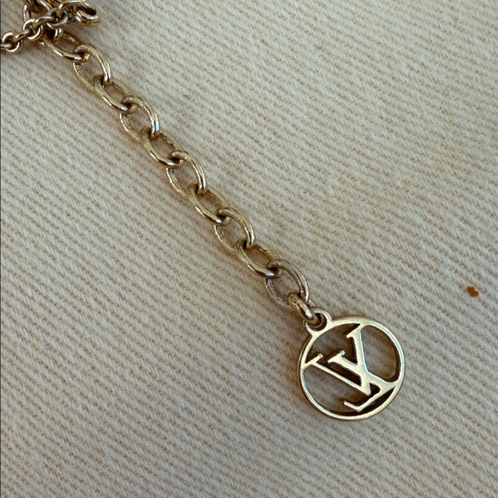 Louis Vuitton V Pendant Gold Necklace - Picture 7 of 7